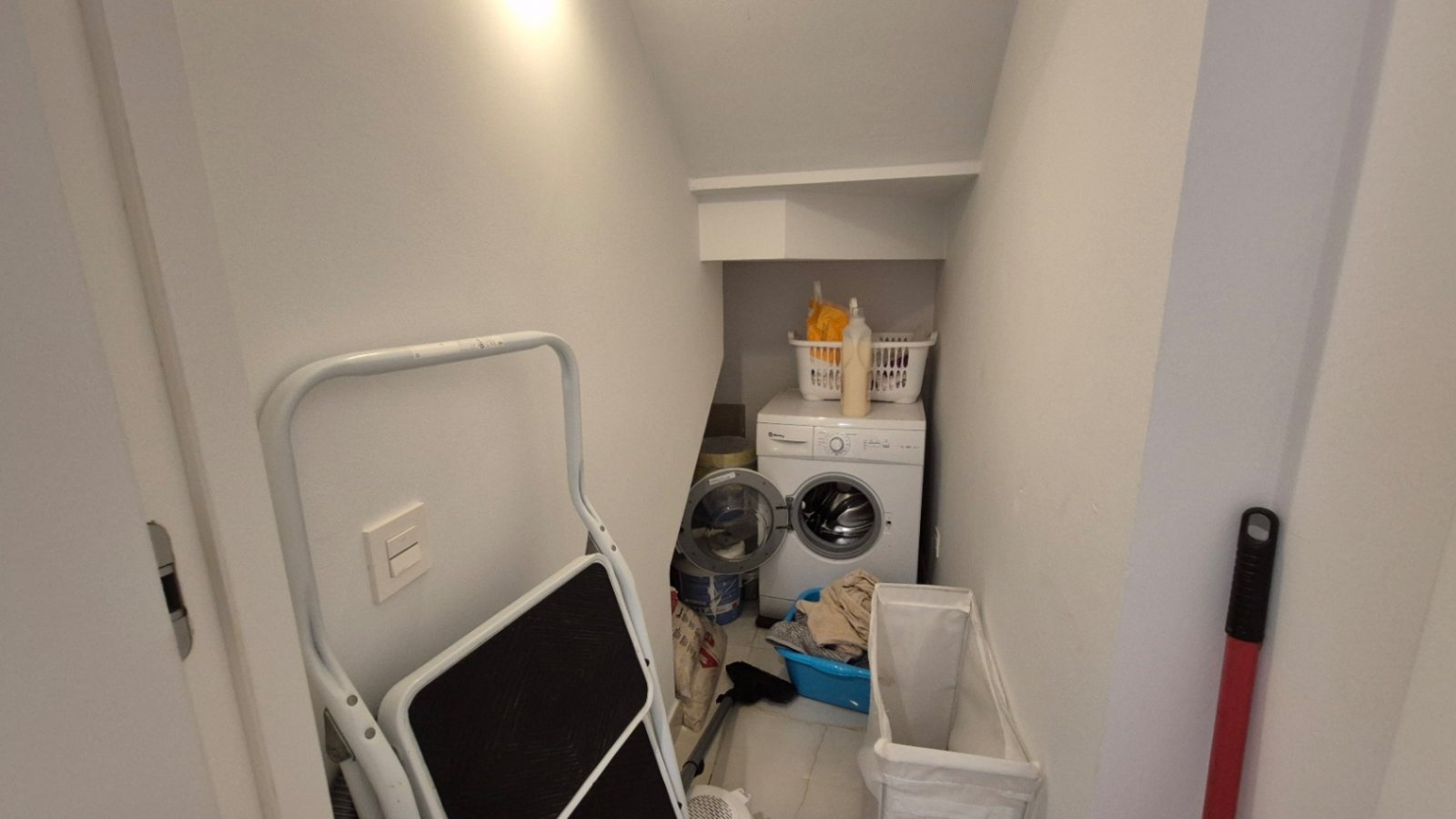 Moderne Villa mit privatem Schwimmbad und Parkplatz abseits der Straße.

Diese Immobilie besteht im Erdgeschoss aus einem