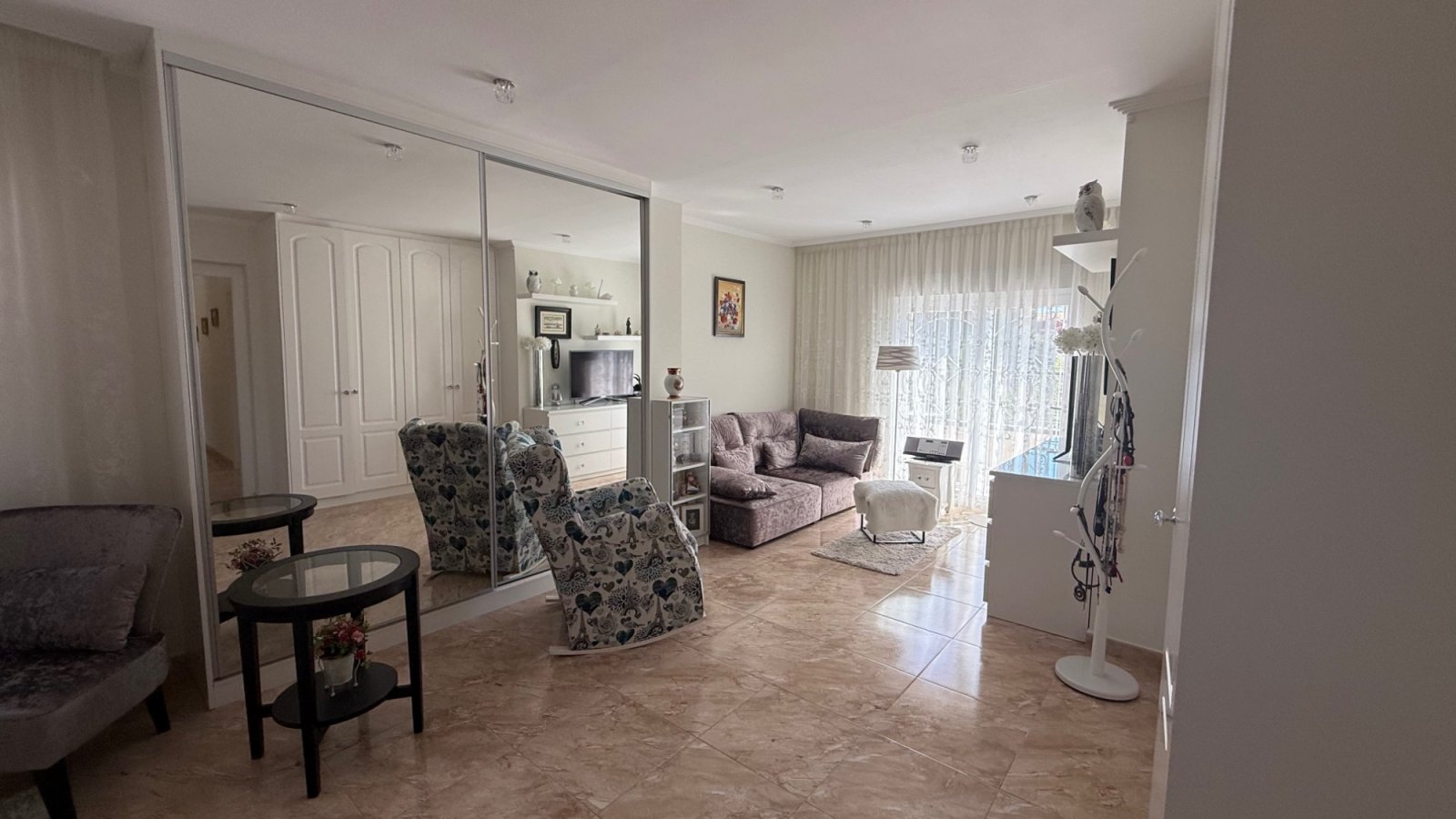 Makellose 7-Schlafzimmer-Villa mit Salzwasserpool in Los Balcones

Entdecken Sie diese außergewöhnliche, komplett renovier