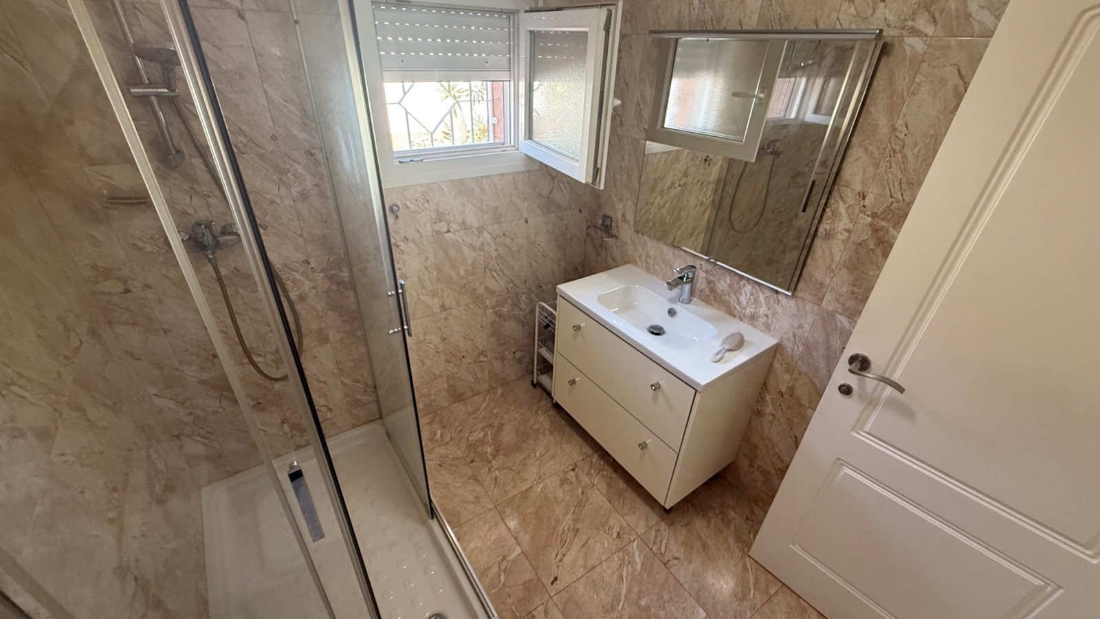 Makellose 7-Schlafzimmer-Villa mit Salzwasserpool in Los Balcones

Entdecken Sie diese außergewöhnliche, komplett renovier
