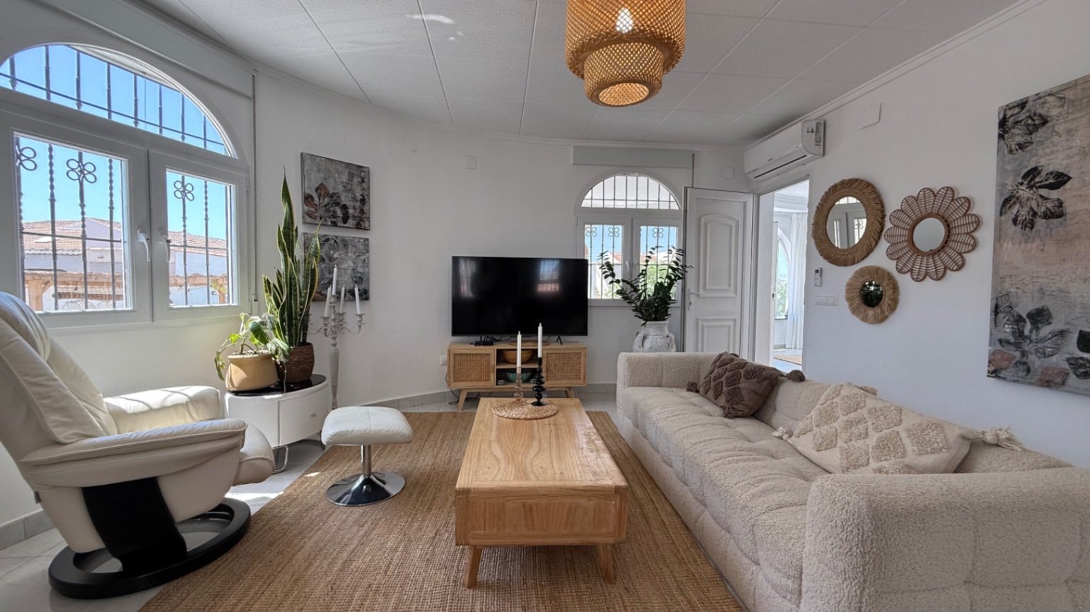  Wir präsentieren Ihnen diese wunderschön gestaltete Villa mit drei Schlafzimmern und zwei Badezimmern, die ideal gelegen ist im begehrten Viertel El 