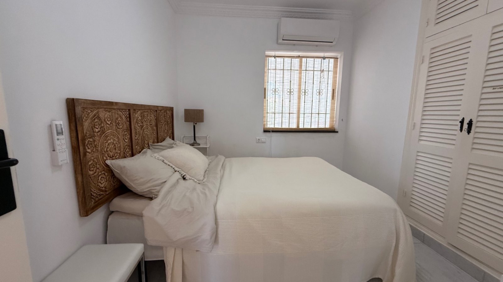  Wir präsentieren Ihnen diese wunderschön gestaltete Villa mit drei Schlafzimmern und zwei Badezimmern, die ideal gelegen ist im begehrten Viertel El 