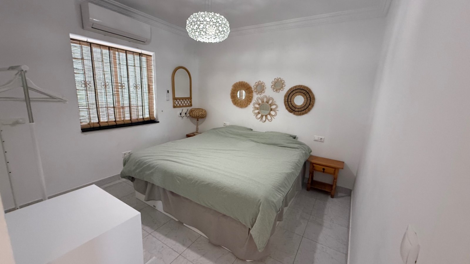  Wir präsentieren Ihnen diese wunderschön gestaltete Villa mit drei Schlafzimmern und zwei Badezimmern, die ideal gelegen ist im begehrten Viertel El 