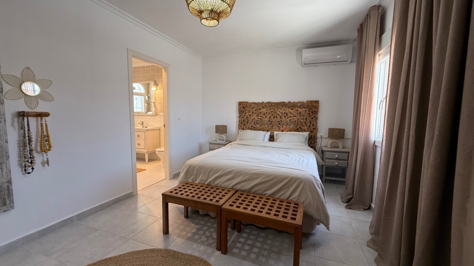 Wir präsentieren Ihnen diese wunderschön gestaltete Villa mit drei Schlafzimmern und zwei Badezimmern, die ideal gelegen ist im begehrten Viertel El 