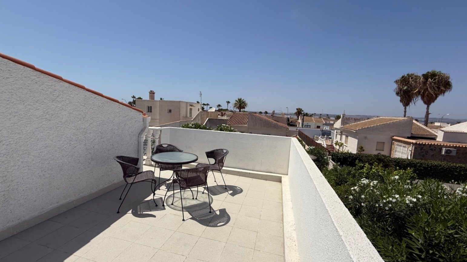  Wir präsentieren Ihnen diese wunderschön gestaltete Villa mit drei Schlafzimmern und zwei Badezimmern, die ideal gelegen ist im begehrten Viertel El 