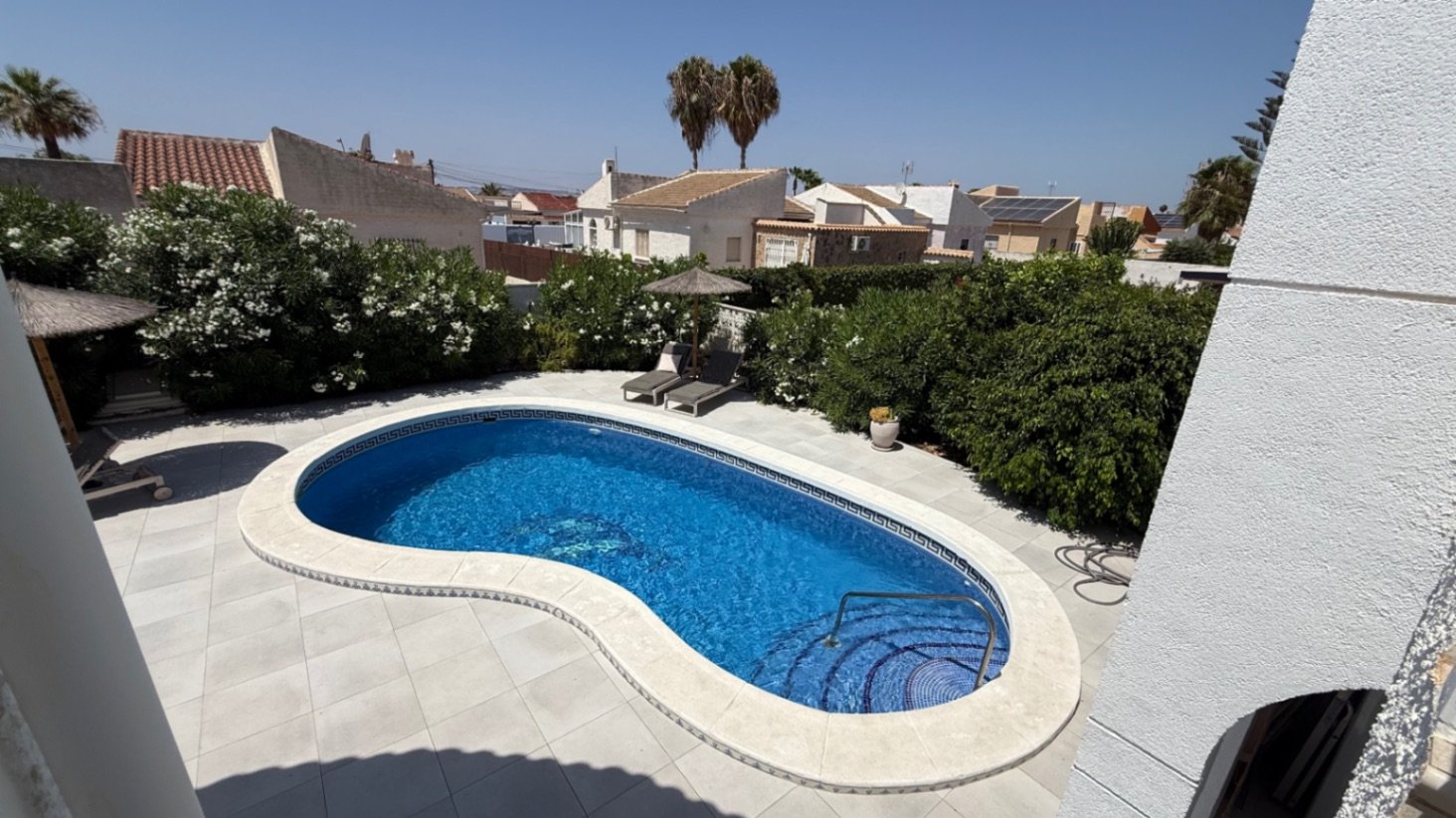  Wir präsentieren Ihnen diese wunderschön gestaltete Villa mit drei Schlafzimmern und zwei Badezimmern, die ideal gelegen ist im begehrten Viertel El 
