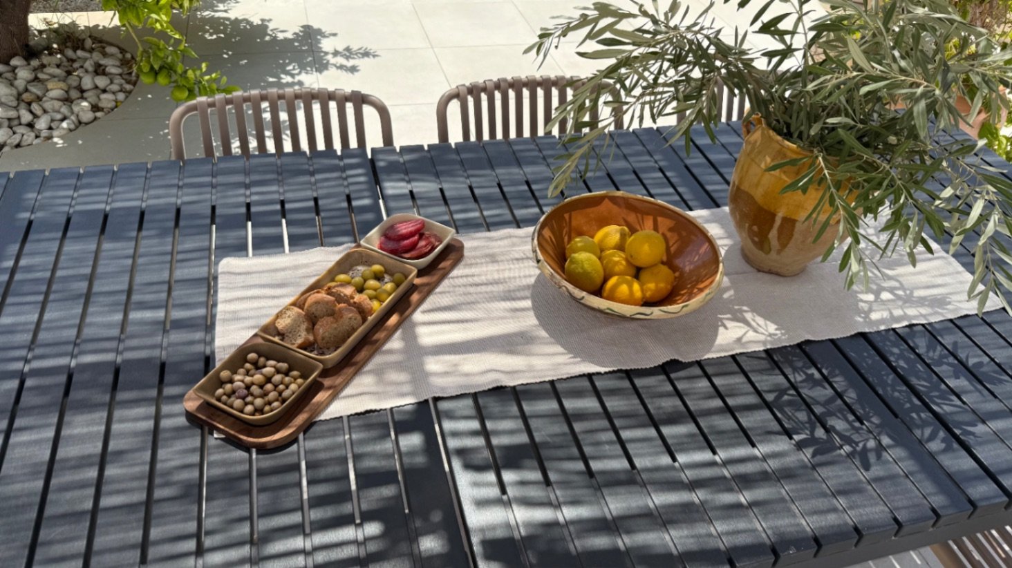  Wir präsentieren Ihnen diese wunderschön gestaltete Villa mit drei Schlafzimmern und zwei Badezimmern, die ideal gelegen ist im begehrten Viertel El 