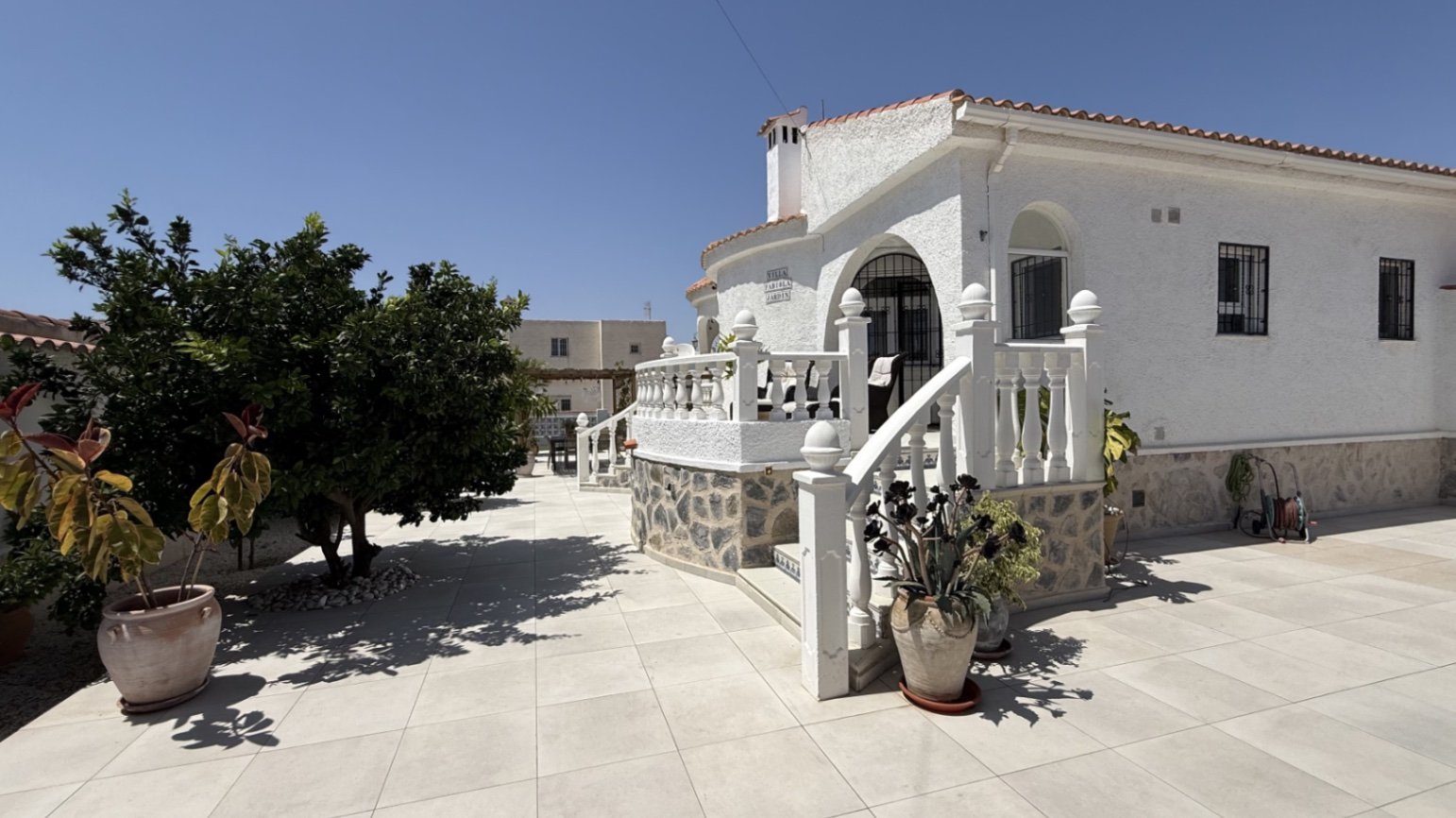  Wir präsentieren Ihnen diese wunderschön gestaltete Villa mit drei Schlafzimmern und zwei Badezimmern, die ideal gelegen ist im begehrten Viertel El 