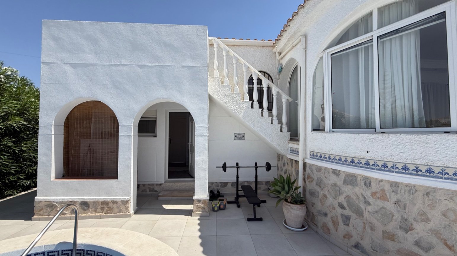  Wir präsentieren Ihnen diese wunderschön gestaltete Villa mit drei Schlafzimmern und zwei Badezimmern, die ideal gelegen ist im begehrten Viertel El 