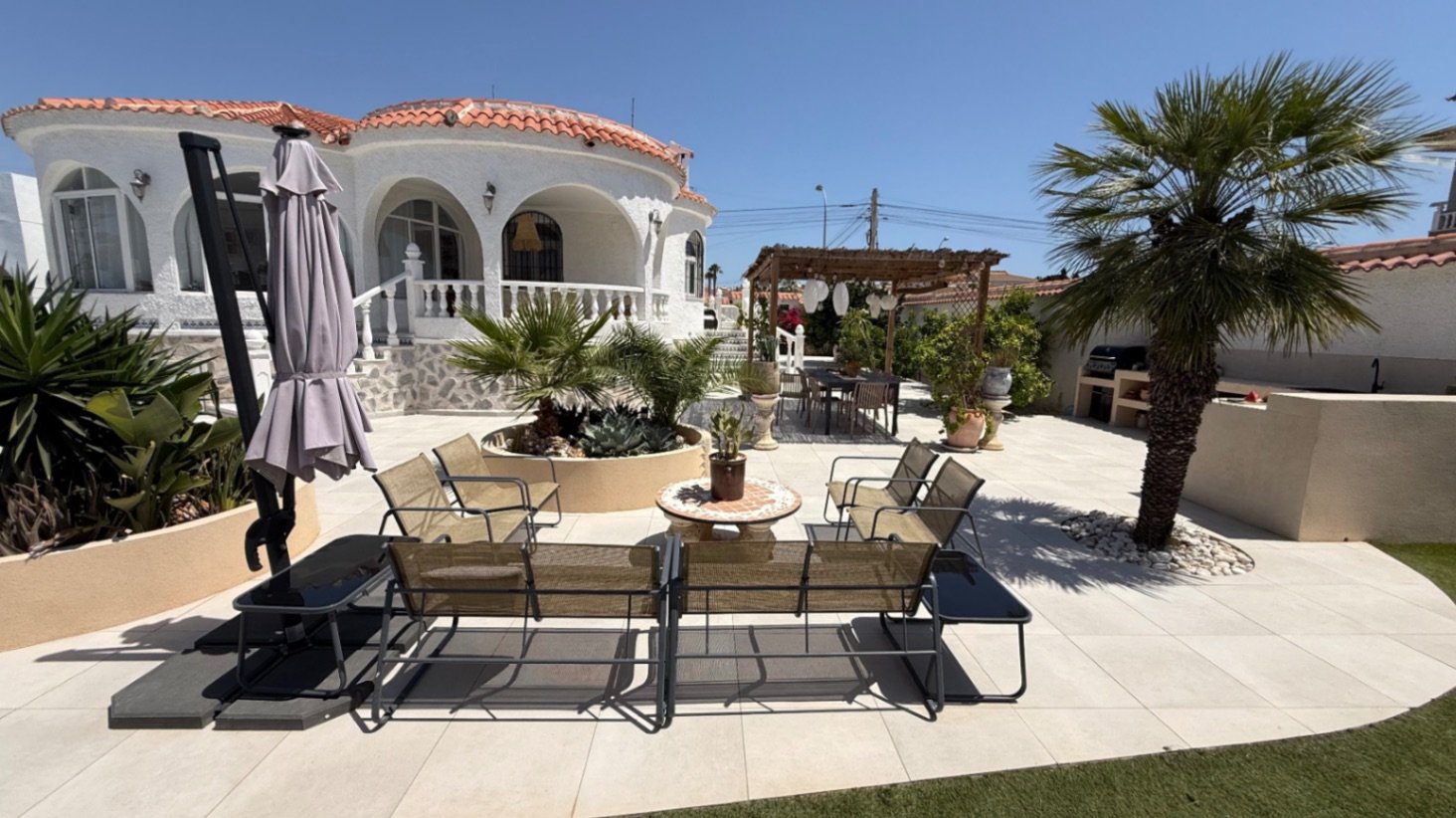  Wir präsentieren Ihnen diese wunderschön gestaltete Villa mit drei Schlafzimmern und zwei Badezimmern, die ideal gelegen ist im begehrten Viertel El 
