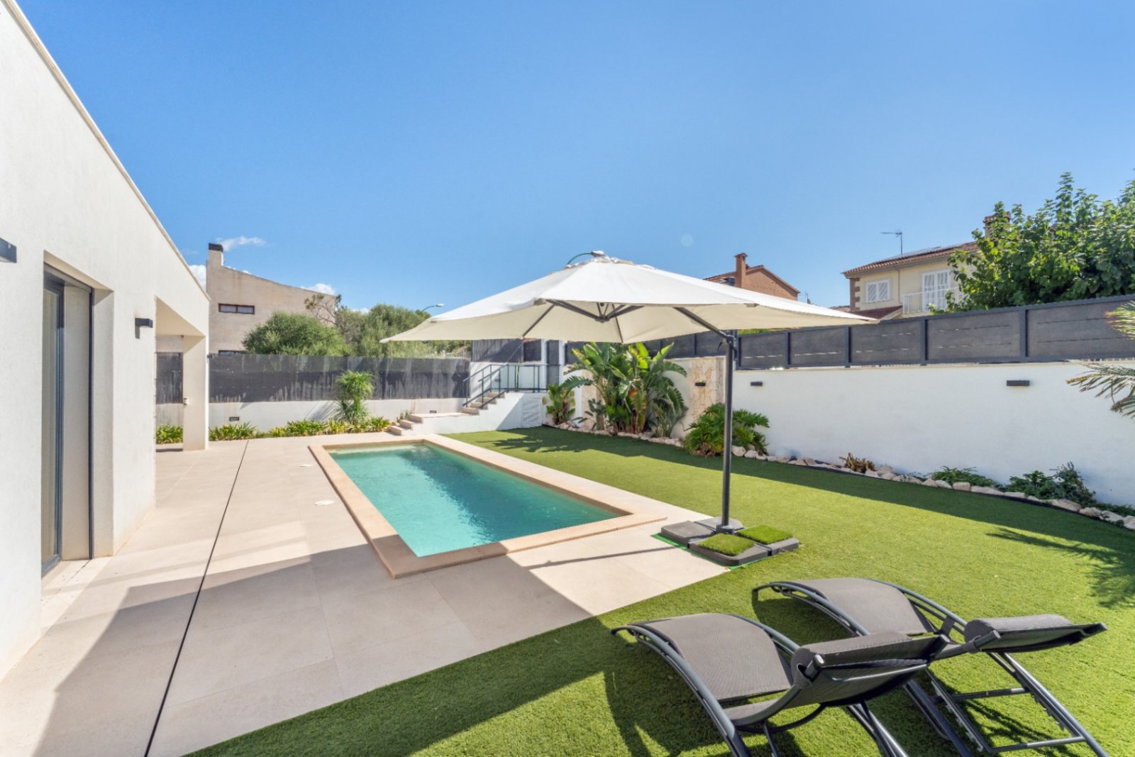 Moderne neu gebaute Villa in Marratxí, nur wenige Minuten vom Zentrum von Palma entfernt. 2021 auf einem Grundstück von etwa 600 m² erbaut. Die Räume