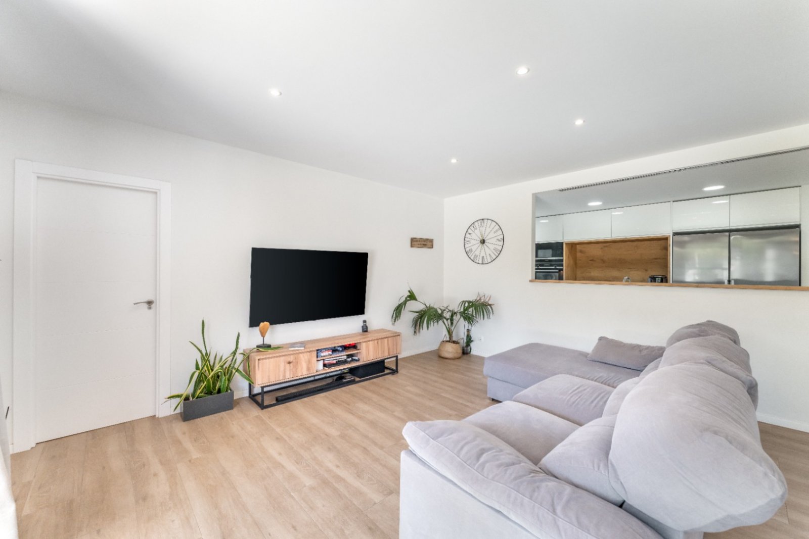 Moderne neu gebaute Villa in Marratxí, nur wenige Minuten vom Zentrum von Palma entfernt. 2021 auf einem Grundstück von etwa 600 m² erbaut. Die Räume