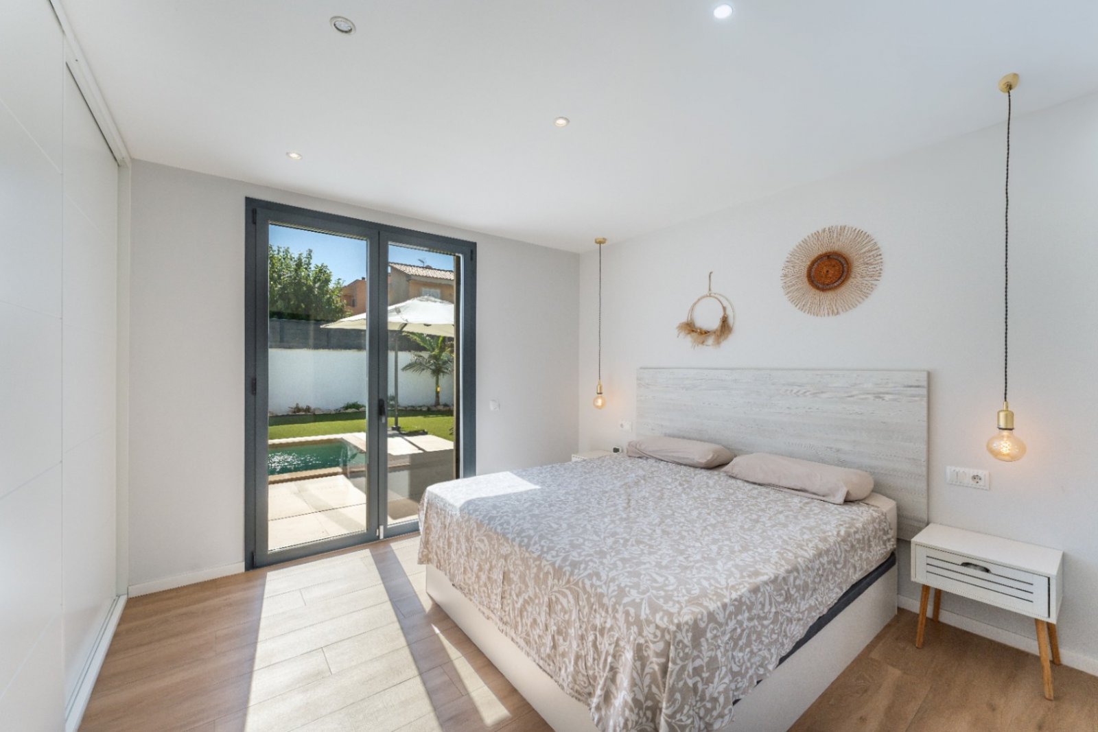 Moderne neu gebaute Villa in Marratxí, nur wenige Minuten vom Zentrum von Palma entfernt. 2021 auf einem Grundstück von etwa 600 m² erbaut. Die Räume
