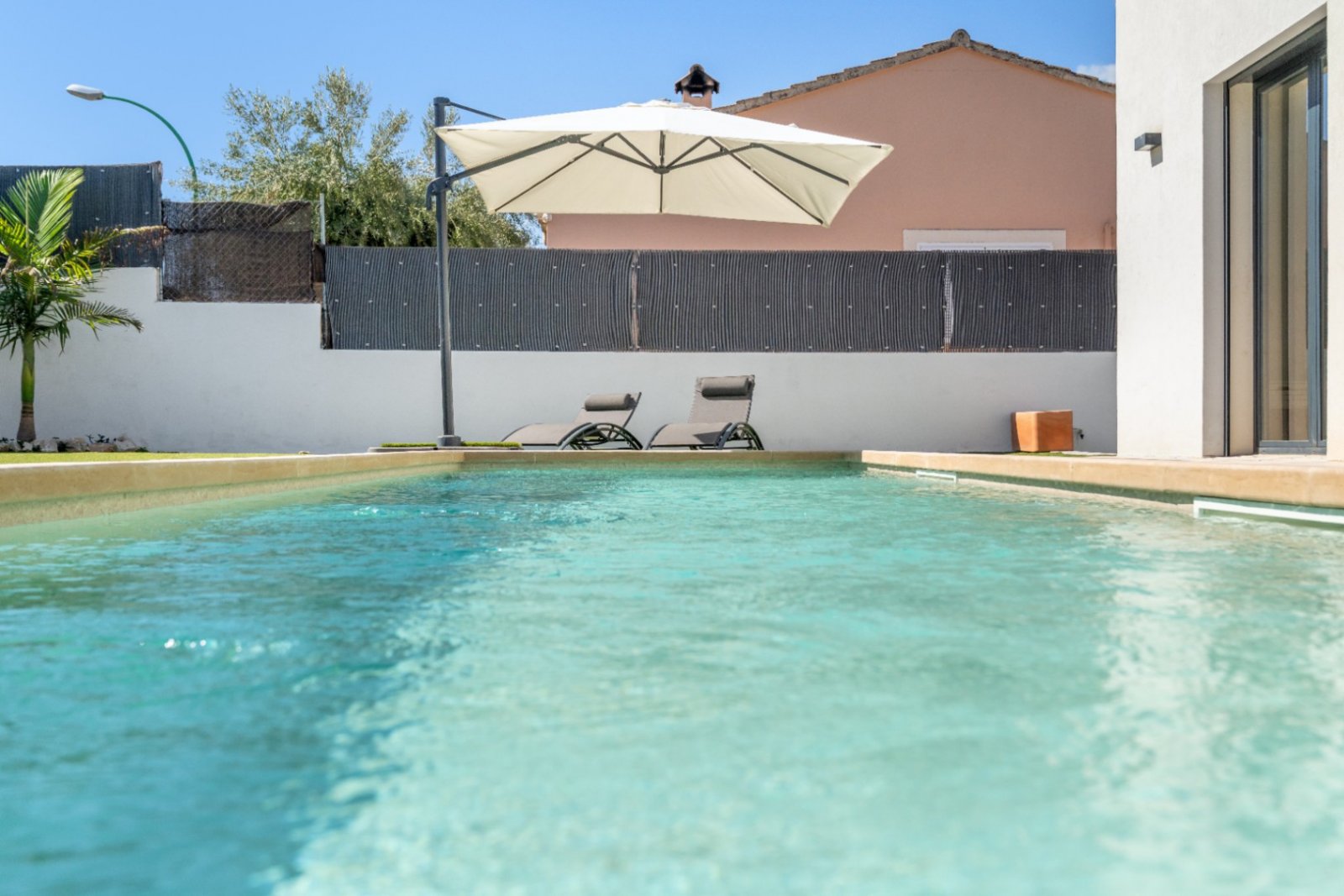 Moderne neu gebaute Villa in Marratxí, nur wenige Minuten vom Zentrum von Palma entfernt. 2021 auf einem Grundstück von etwa 600 m² erbaut. Die Räume