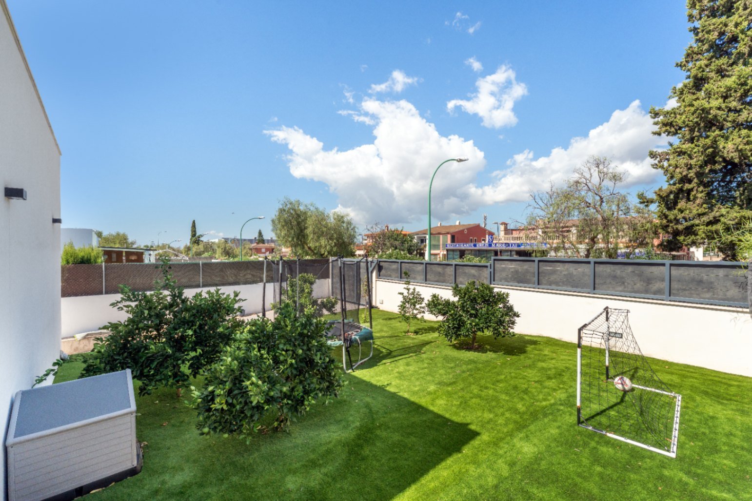 Moderne neu gebaute Villa in Marratxí, nur wenige Minuten vom Zentrum von Palma entfernt. 2021 auf einem Grundstück von etwa 600 m² erbaut. Die Räume