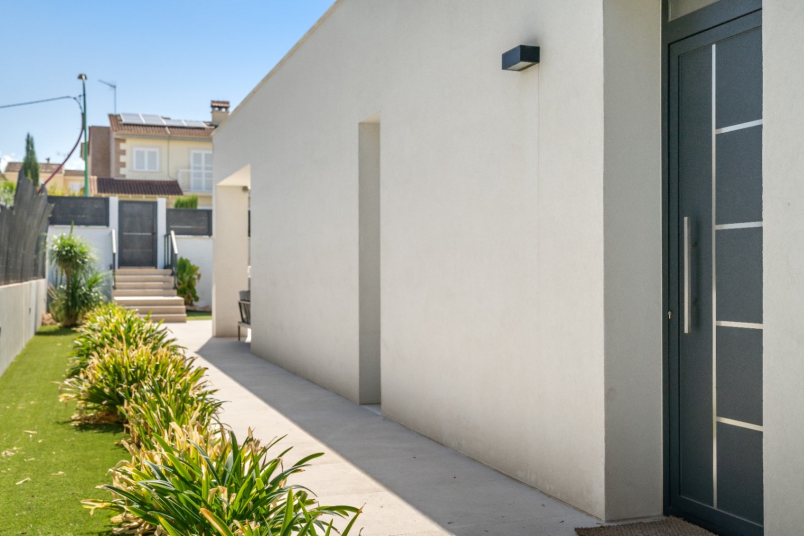 Moderne neu gebaute Villa in Marratxí, nur wenige Minuten vom Zentrum von Palma entfernt. 2021 auf einem Grundstück von etwa 600 m² erbaut. Die Räume