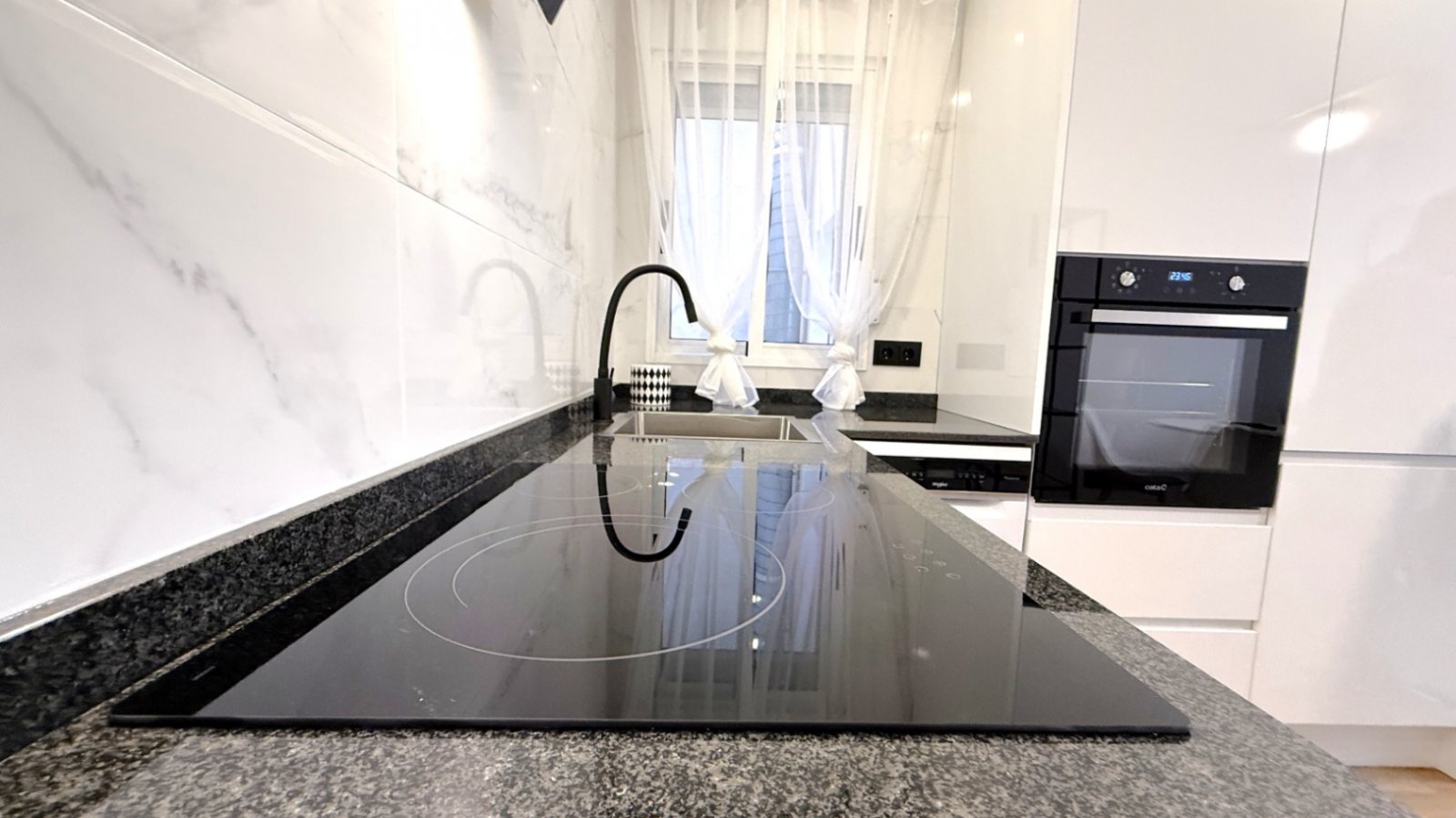 Entdecken Sie diese wunderschön komplett renovierte 2-Zimmer, 1-Badezimmer Wohnung in der Calle Villa Madrid, Torrevieja, nur einen kurzen Spaziergan