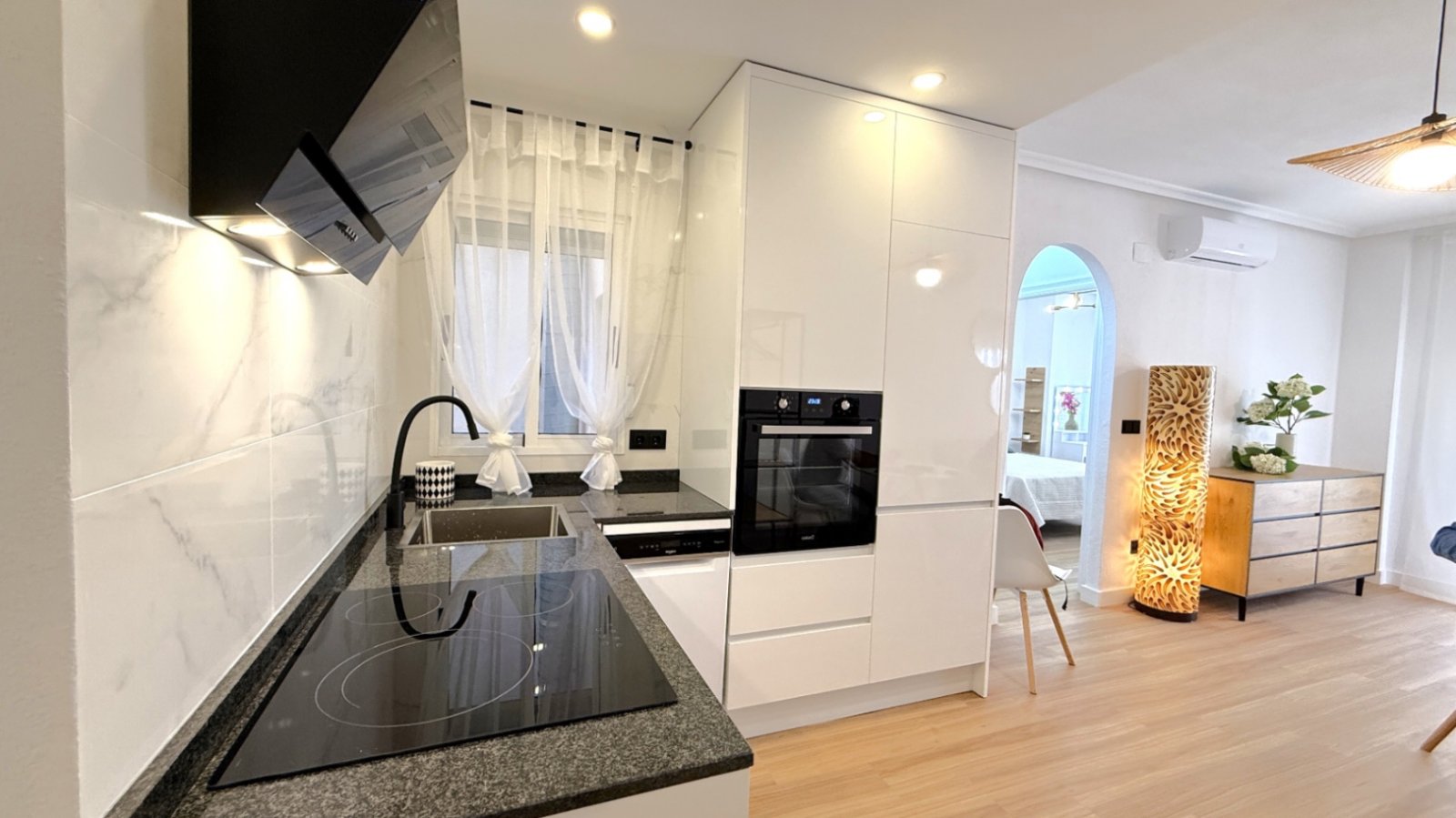Entdecken Sie diese wunderschön komplett renovierte 2-Zimmer, 1-Badezimmer Wohnung in der Calle Villa Madrid, Torrevieja, nur einen kurzen Spaziergan