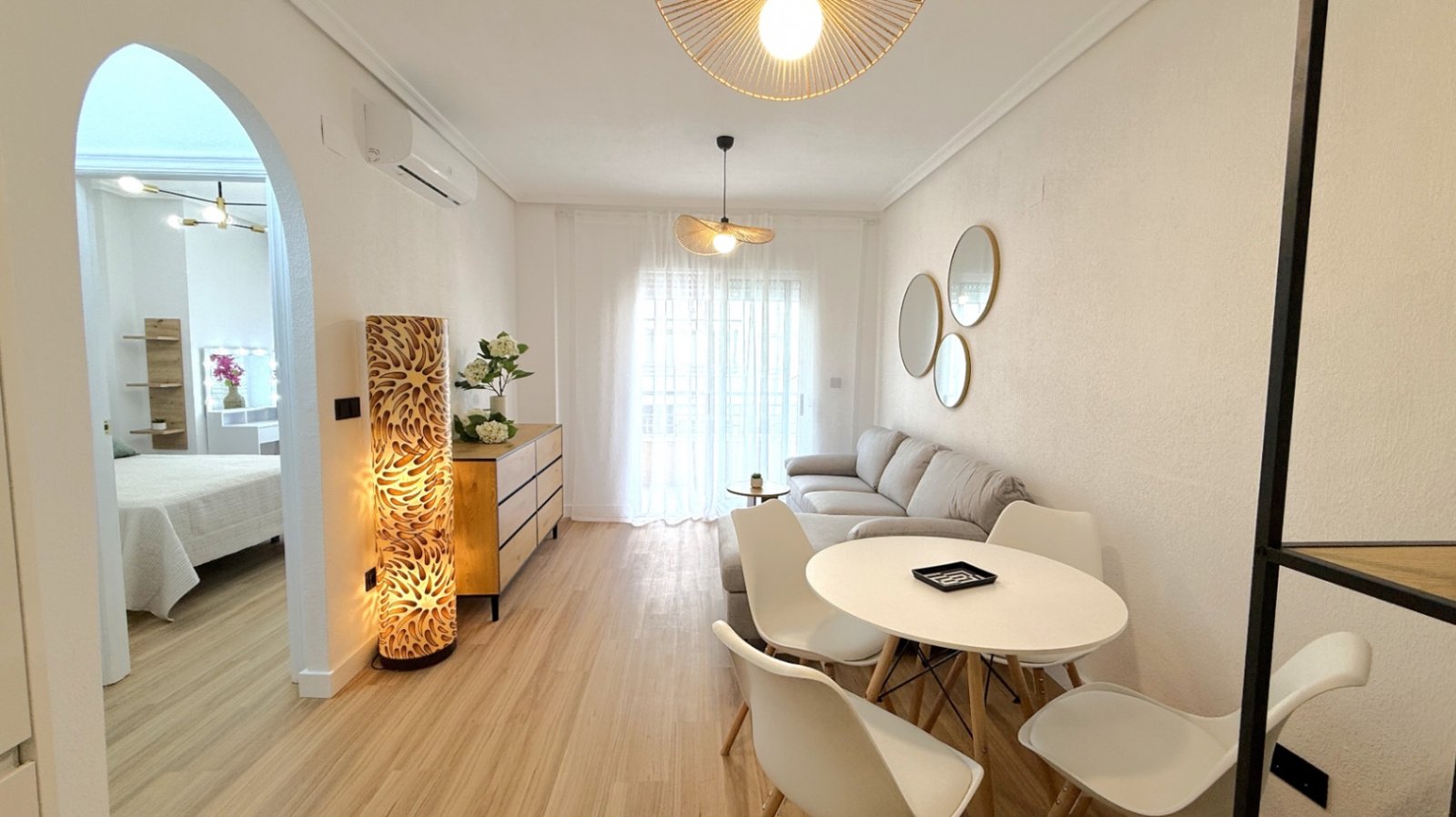 Entdecken Sie diese wunderschön komplett renovierte 2-Zimmer, 1-Badezimmer Wohnung in der Calle Villa Madrid, Torrevieja, nur einen kurzen Spaziergan