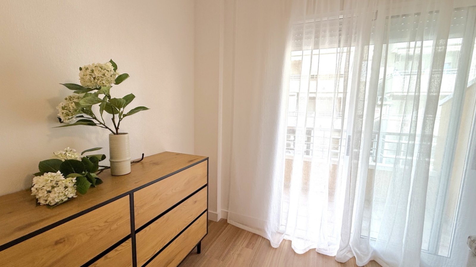 Entdecken Sie diese wunderschön komplett renovierte 2-Zimmer, 1-Badezimmer Wohnung in der Calle Villa Madrid, Torrevieja, nur einen kurzen Spaziergan