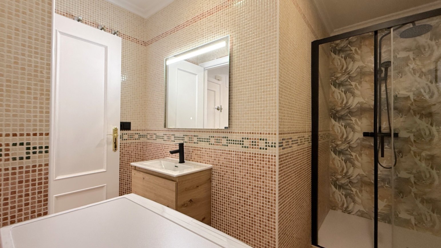 Entdecken Sie diese wunderschön komplett renovierte 2-Zimmer, 1-Badezimmer Wohnung in der Calle Villa Madrid, Torrevieja, nur einen kurzen Spaziergan