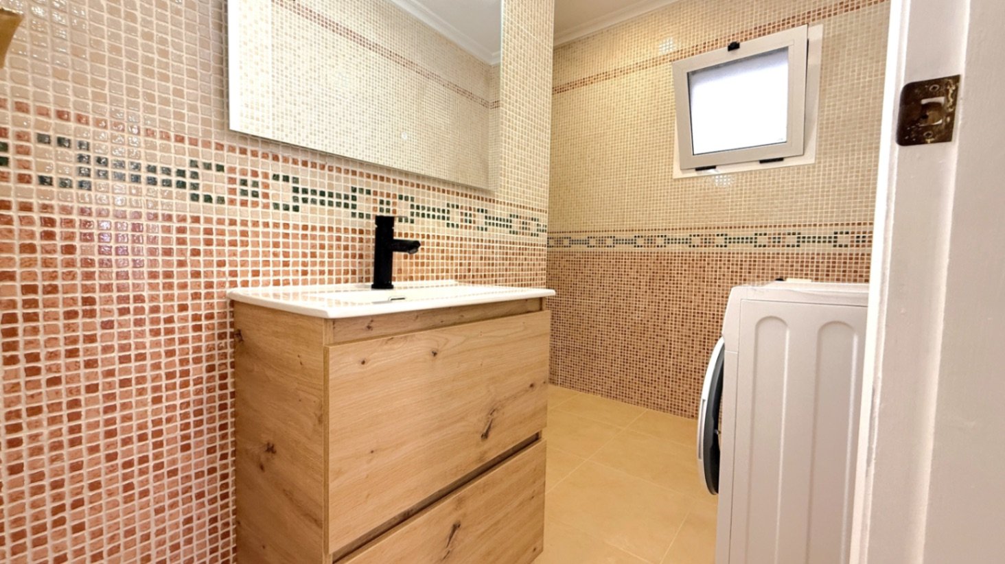 Entdecken Sie diese wunderschön komplett renovierte 2-Zimmer, 1-Badezimmer Wohnung in der Calle Villa Madrid, Torrevieja, nur einen kurzen Spaziergan