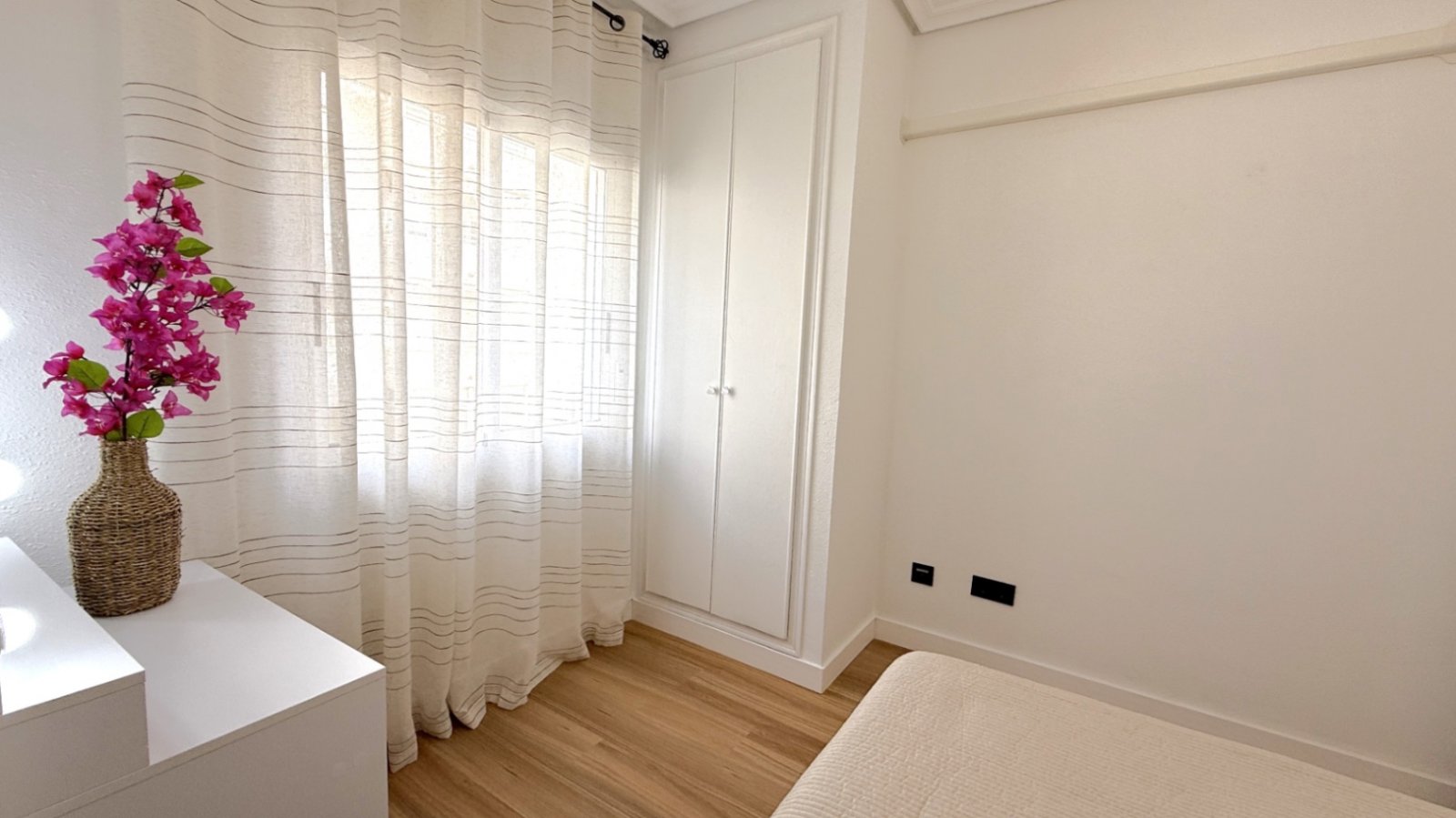 Entdecken Sie diese wunderschön komplett renovierte 2-Zimmer, 1-Badezimmer Wohnung in der Calle Villa Madrid, Torrevieja, nur einen kurzen Spaziergan
