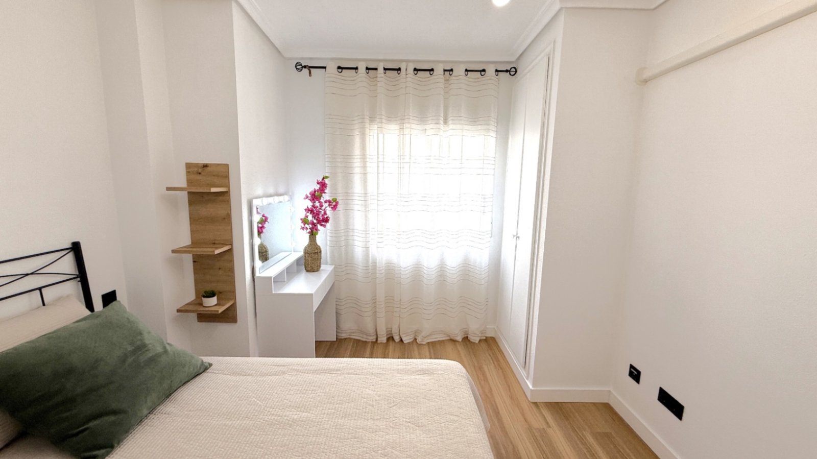 Entdecken Sie diese wunderschön komplett renovierte 2-Zimmer, 1-Badezimmer Wohnung in der Calle Villa Madrid, Torrevieja, nur einen kurzen Spaziergan