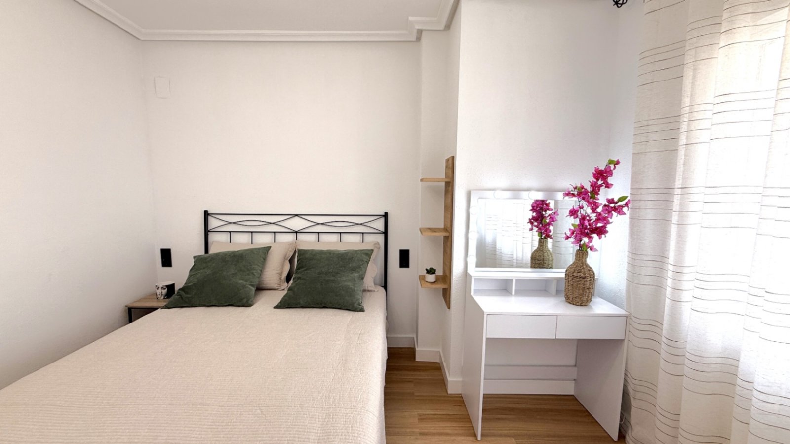 Entdecken Sie diese wunderschön komplett renovierte 2-Zimmer, 1-Badezimmer Wohnung in der Calle Villa Madrid, Torrevieja, nur einen kurzen Spaziergan