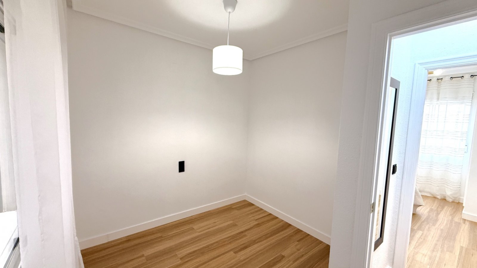 Entdecken Sie diese wunderschön komplett renovierte 2-Zimmer, 1-Badezimmer Wohnung in der Calle Villa Madrid, Torrevieja, nur einen kurzen Spaziergan