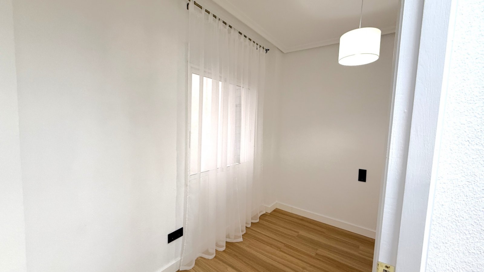 Entdecken Sie diese wunderschön komplett renovierte 2-Zimmer, 1-Badezimmer Wohnung in der Calle Villa Madrid, Torrevieja, nur einen kurzen Spaziergan