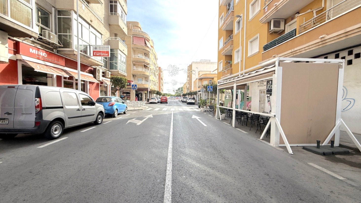 Entdecken Sie diese wunderschön komplett renovierte 2-Zimmer, 1-Badezimmer Wohnung in der Calle Villa Madrid, Torrevieja, nur einen kurzen Spaziergan