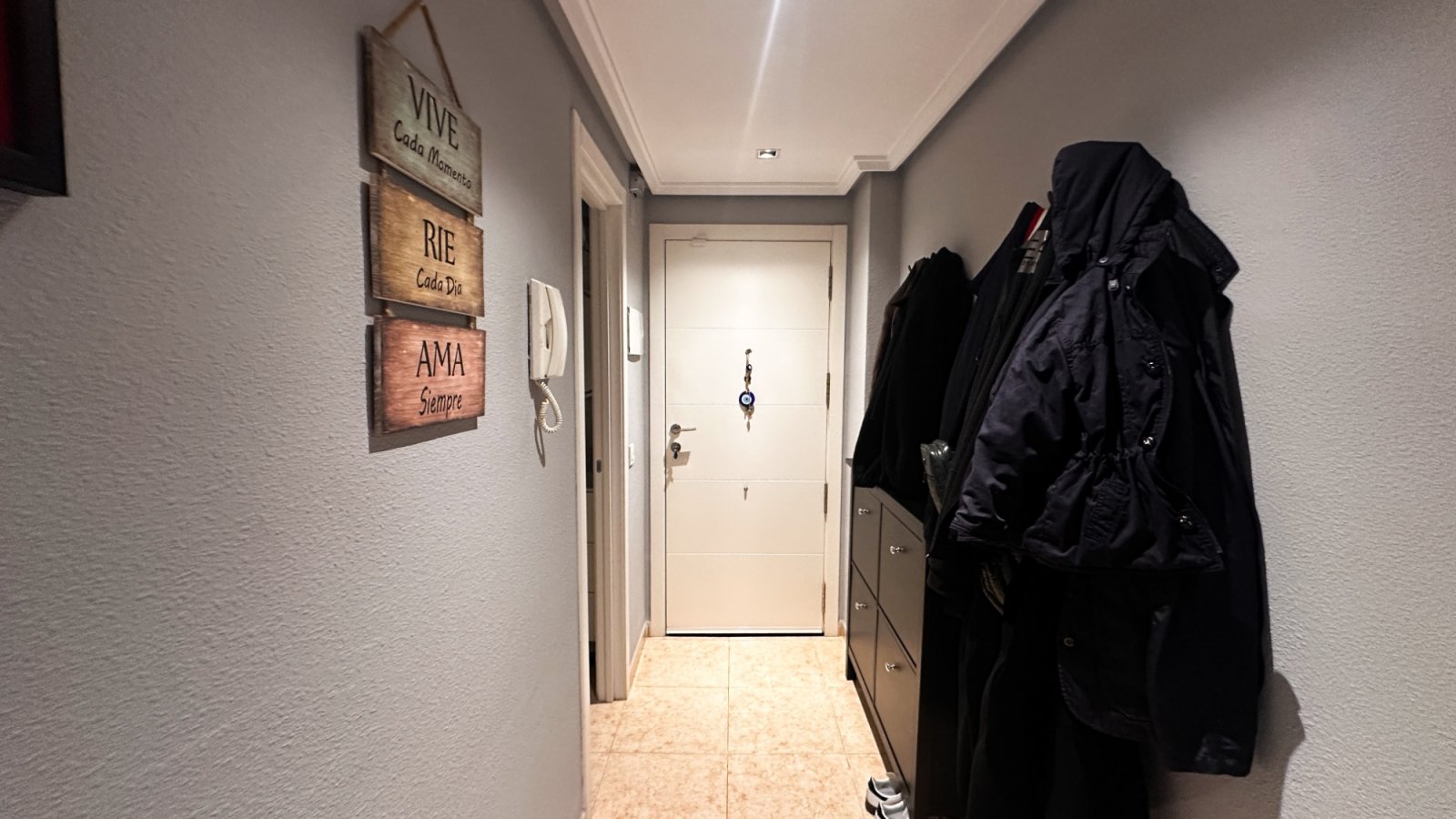 Dieses atemberaubende, komplett renovierte Apartment mit 3 Schlafzimmern und 2 Bädern im Herzen von Torrevieja verkörpert modernen Luxus.
&am