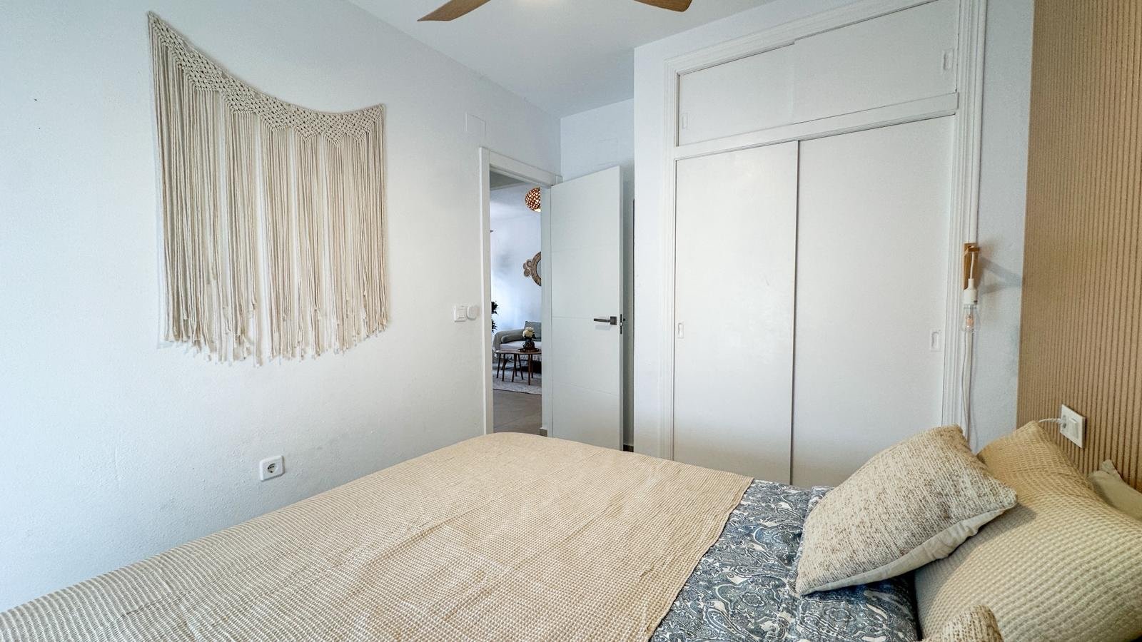  Willkommen in dieser einladenden Wohnung im Herzen von&amp;nbsp;Playa Flamenca, ideal gelegen, nur 10 Gehminuten vom beliebten Einkaufszentrum La Zen