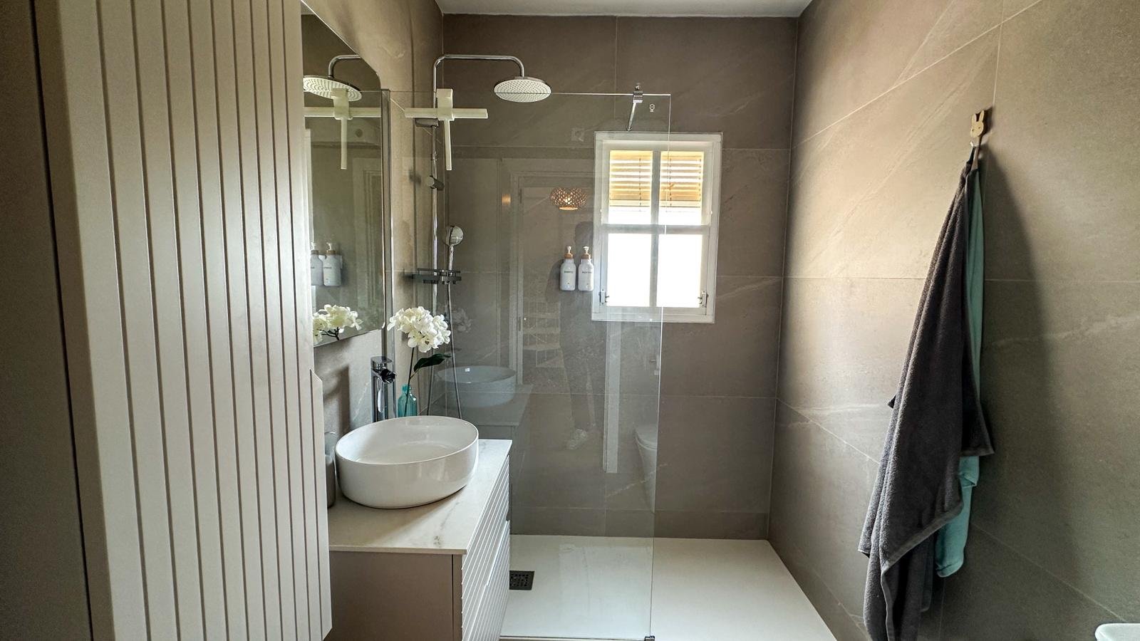  Willkommen in dieser einladenden Wohnung im Herzen von&amp;nbsp;Playa Flamenca, ideal gelegen, nur 10 Gehminuten vom beliebten Einkaufszentrum La Zen