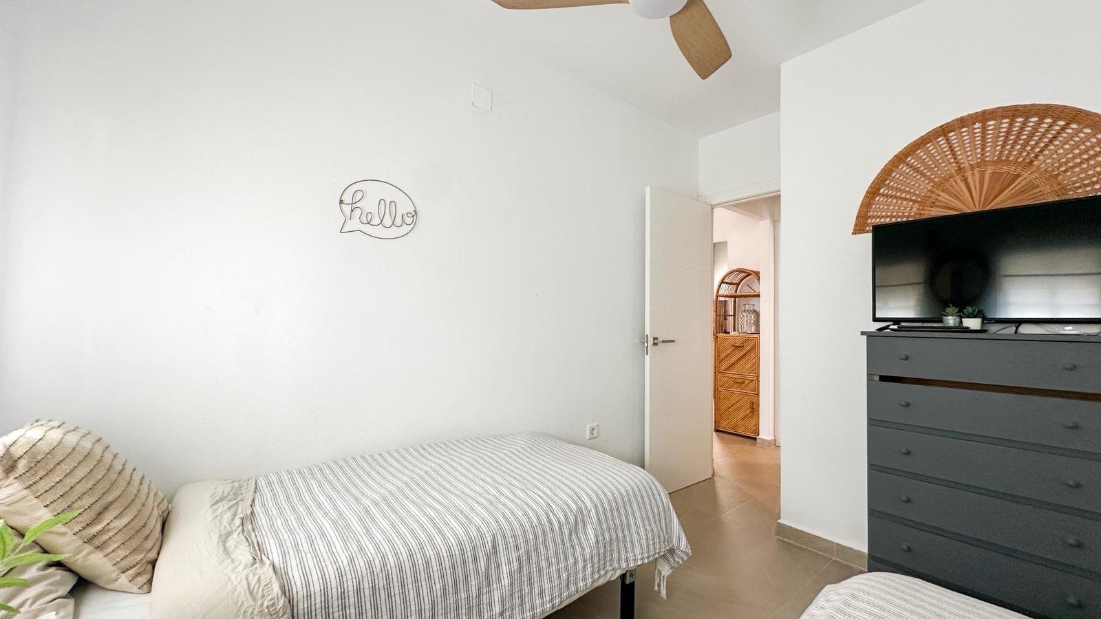  Willkommen in dieser einladenden Wohnung im Herzen von&amp;nbsp;Playa Flamenca, ideal gelegen, nur 10 Gehminuten vom beliebten Einkaufszentrum La Zen