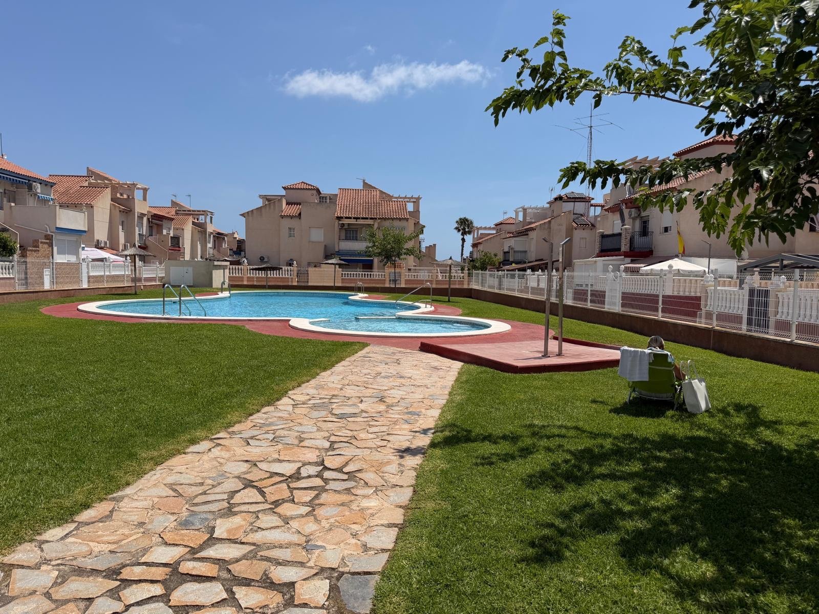  Willkommen in dieser einladenden Wohnung im Herzen von&amp;nbsp;Playa Flamenca, ideal gelegen, nur 10 Gehminuten vom beliebten Einkaufszentrum La Zen