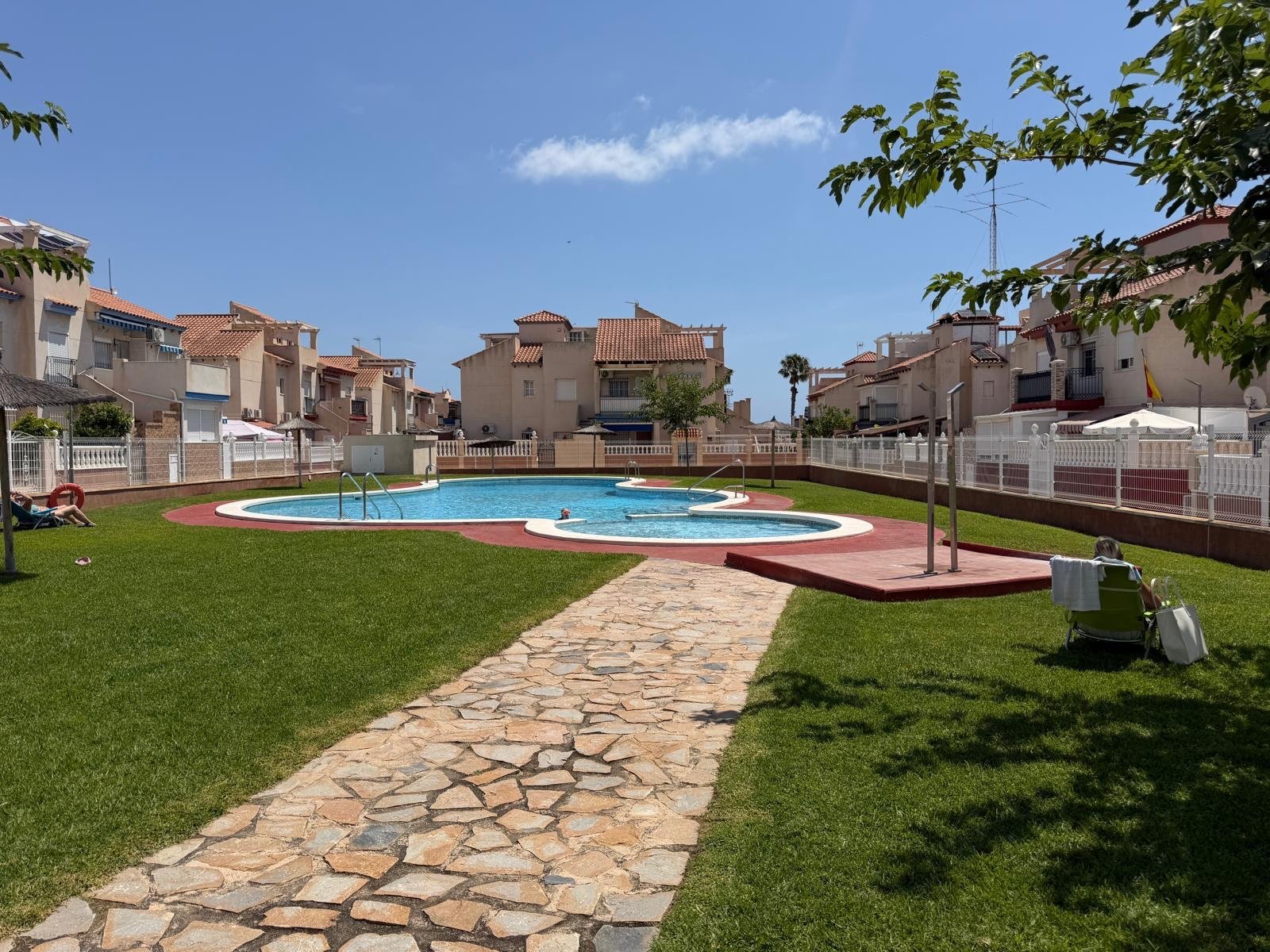  Willkommen in dieser einladenden Wohnung im Herzen von&amp;nbsp;Playa Flamenca, ideal gelegen, nur 10 Gehminuten vom beliebten Einkaufszentrum La Zen