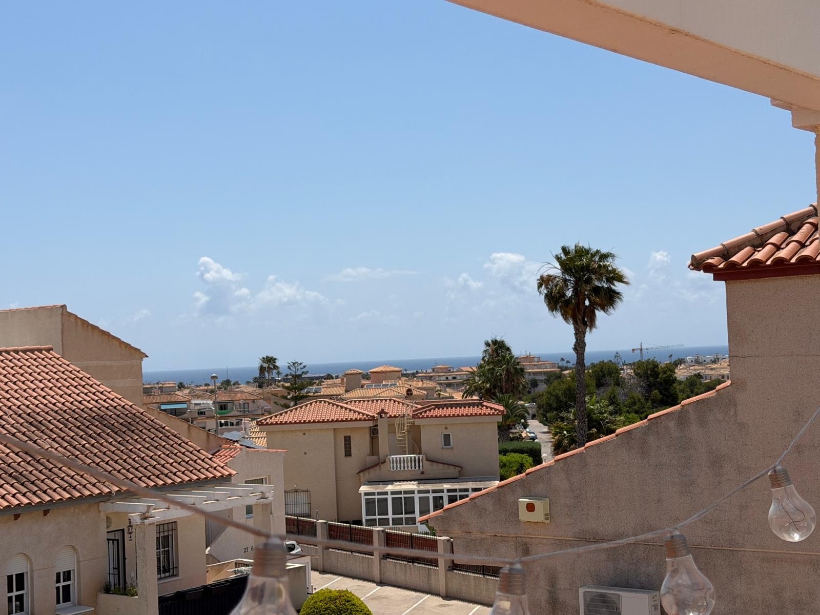  Willkommen in dieser einladenden Wohnung im Herzen von&amp;nbsp;Playa Flamenca, ideal gelegen, nur 10 Gehminuten vom beliebten Einkaufszentrum La Zen