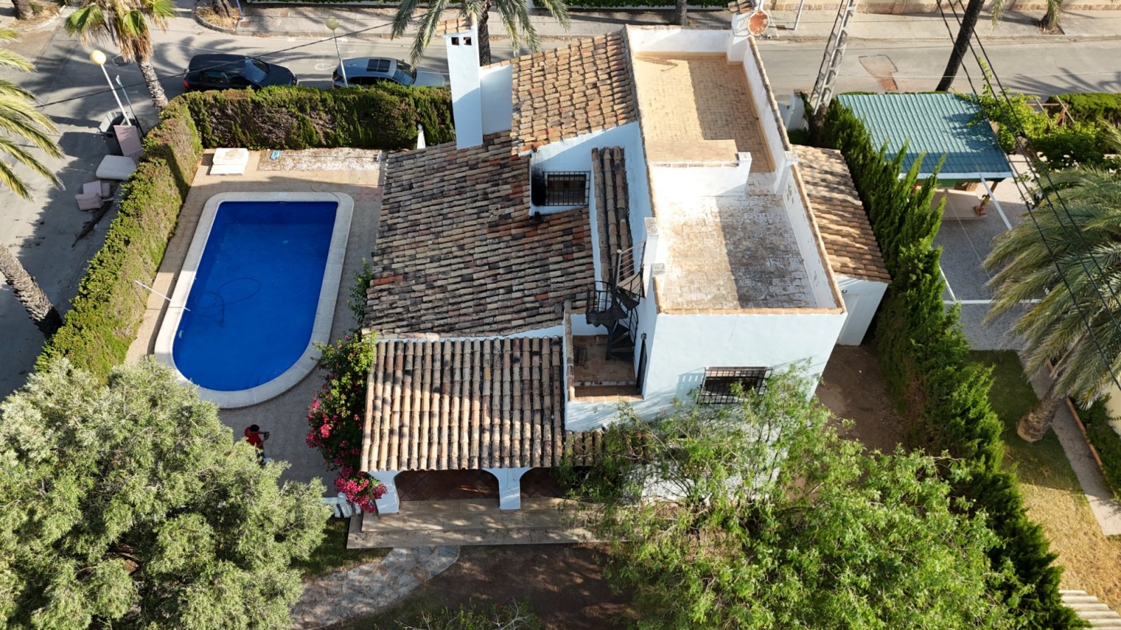  Wir präsentieren Ihnen diese einzigartige Villa im mediterranen Stil in Cabo Roig, einer der begehrtesten Gegenden der südlichen Costa Blanca und der