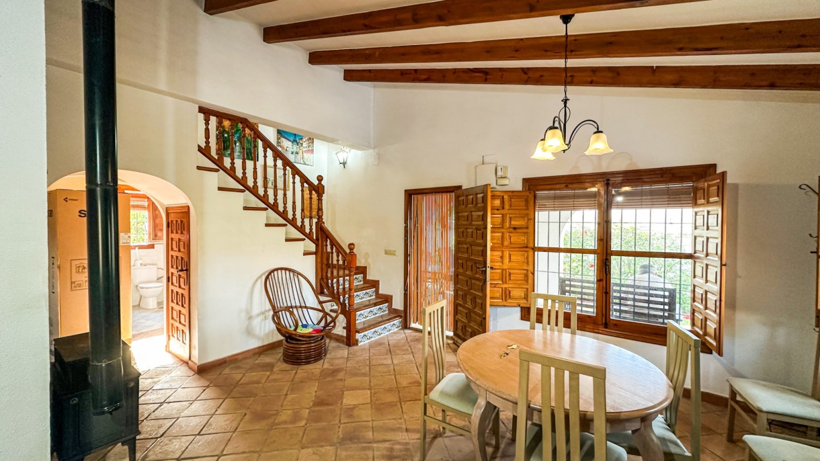  Wir präsentieren Ihnen diese einzigartige Villa im mediterranen Stil in Cabo Roig, einer der begehrtesten Gegenden der südlichen Costa Blanca und der