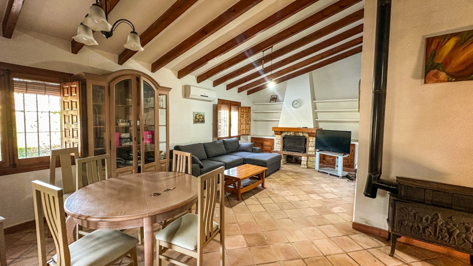  Wir präsentieren Ihnen diese einzigartige Villa im mediterranen Stil in Cabo Roig, einer der begehrtesten Gegenden der südlichen Costa Blanca und der