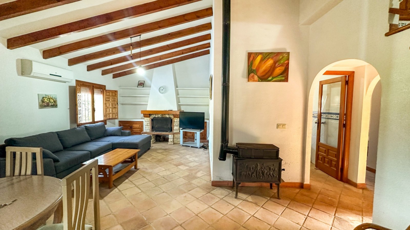  Wir präsentieren Ihnen diese einzigartige Villa im mediterranen Stil in Cabo Roig, einer der begehrtesten Gegenden der südlichen Costa Blanca und der
