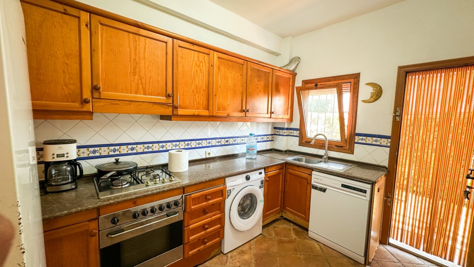  Wir präsentieren Ihnen diese einzigartige Villa im mediterranen Stil in Cabo Roig, einer der begehrtesten Gegenden der südlichen Costa Blanca und der