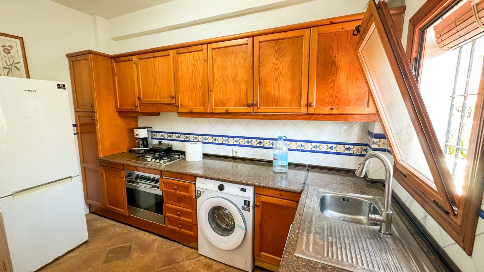  Wir präsentieren Ihnen diese einzigartige Villa im mediterranen Stil in Cabo Roig, einer der begehrtesten Gegenden der südlichen Costa Blanca und der