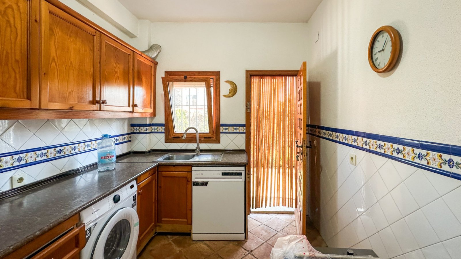  Wir präsentieren Ihnen diese einzigartige Villa im mediterranen Stil in Cabo Roig, einer der begehrtesten Gegenden der südlichen Costa Blanca und der
