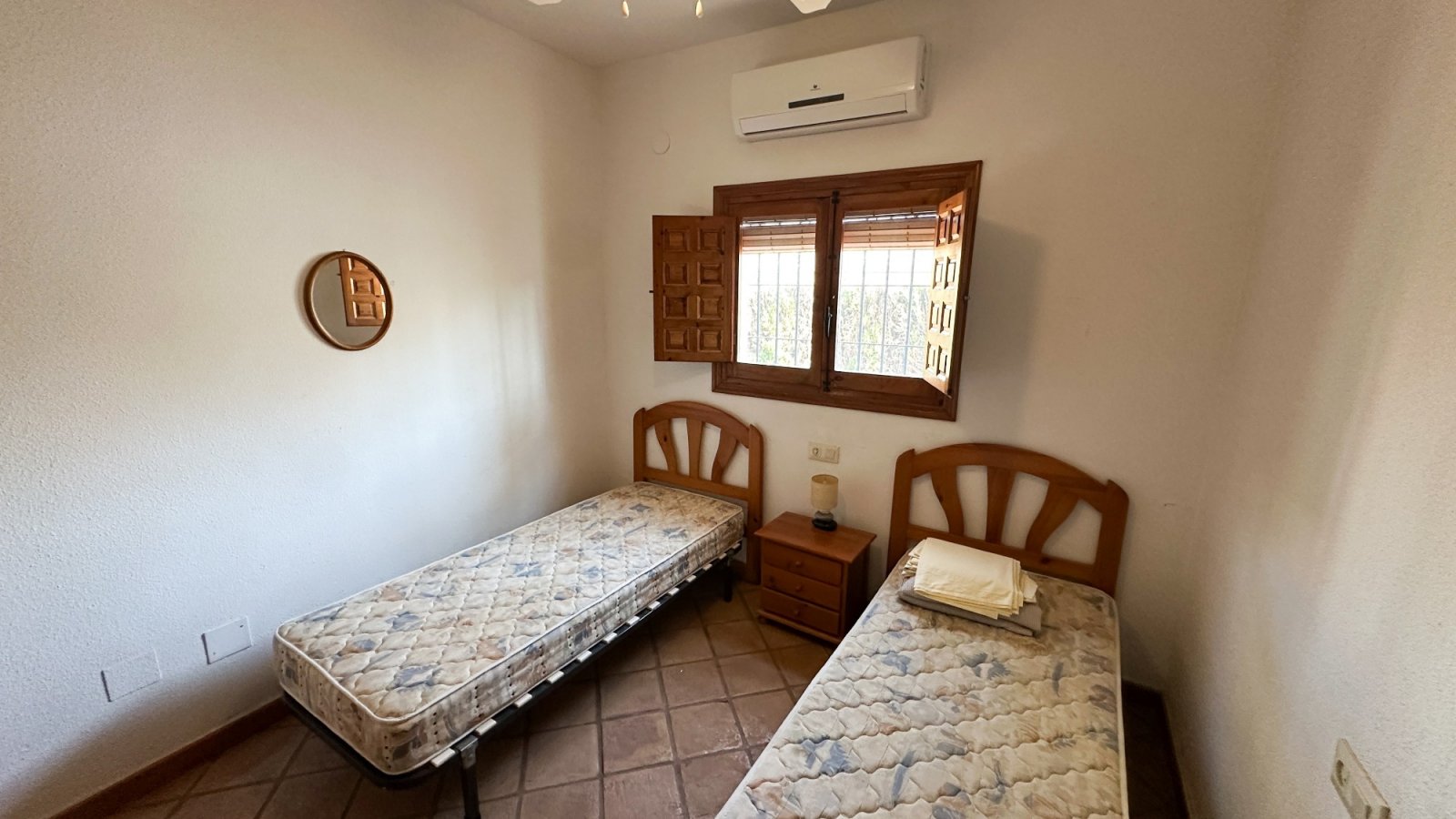  Wir präsentieren Ihnen diese einzigartige Villa im mediterranen Stil in Cabo Roig, einer der begehrtesten Gegenden der südlichen Costa Blanca und der