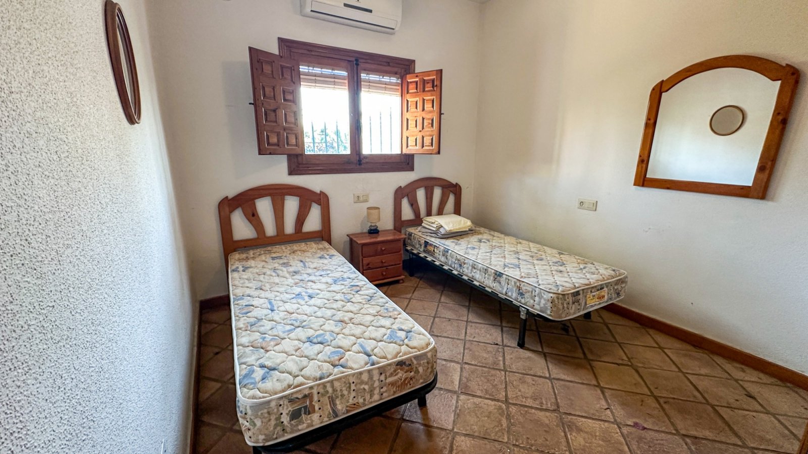  Wir präsentieren Ihnen diese einzigartige Villa im mediterranen Stil in Cabo Roig, einer der begehrtesten Gegenden der südlichen Costa Blanca und der