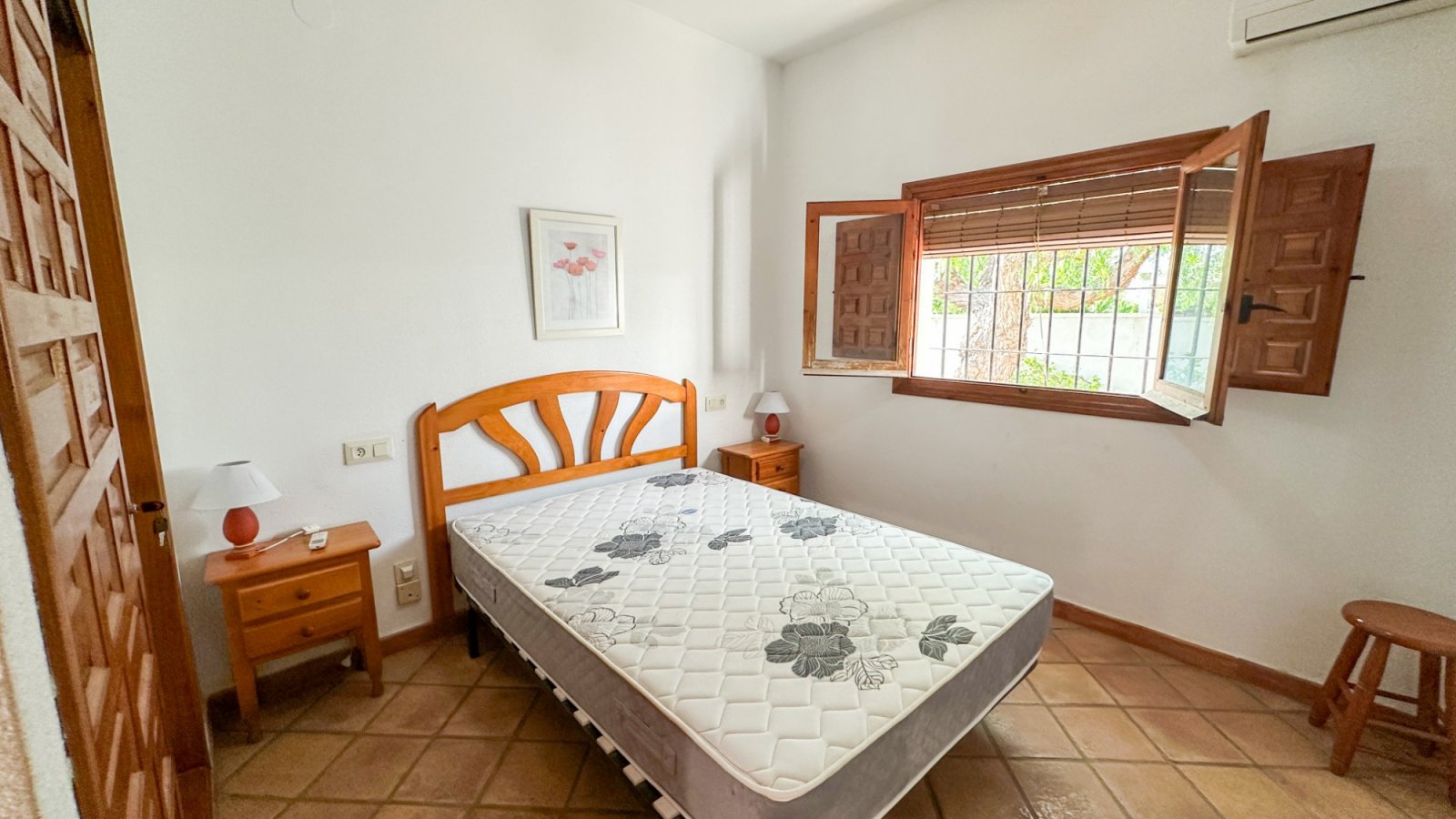  Wir präsentieren Ihnen diese einzigartige Villa im mediterranen Stil in Cabo Roig, einer der begehrtesten Gegenden der südlichen Costa Blanca und der