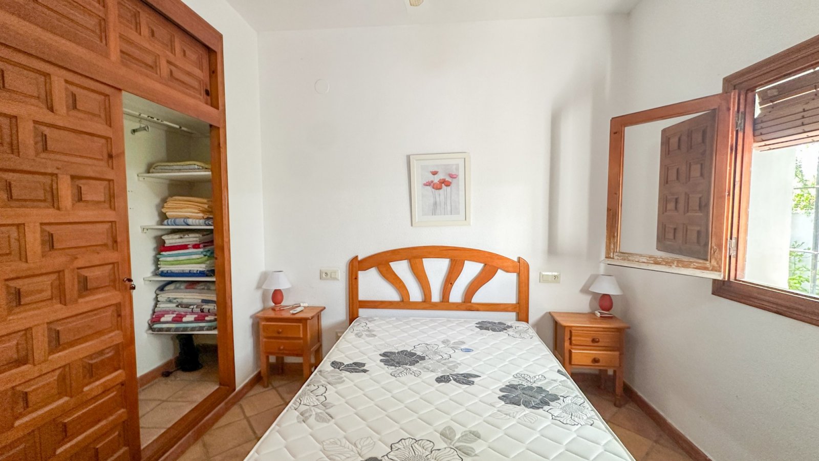 Wir präsentieren Ihnen diese einzigartige Villa im mediterranen Stil in Cabo Roig, einer der begehrtesten Gegenden der südlichen Costa Blanca und der