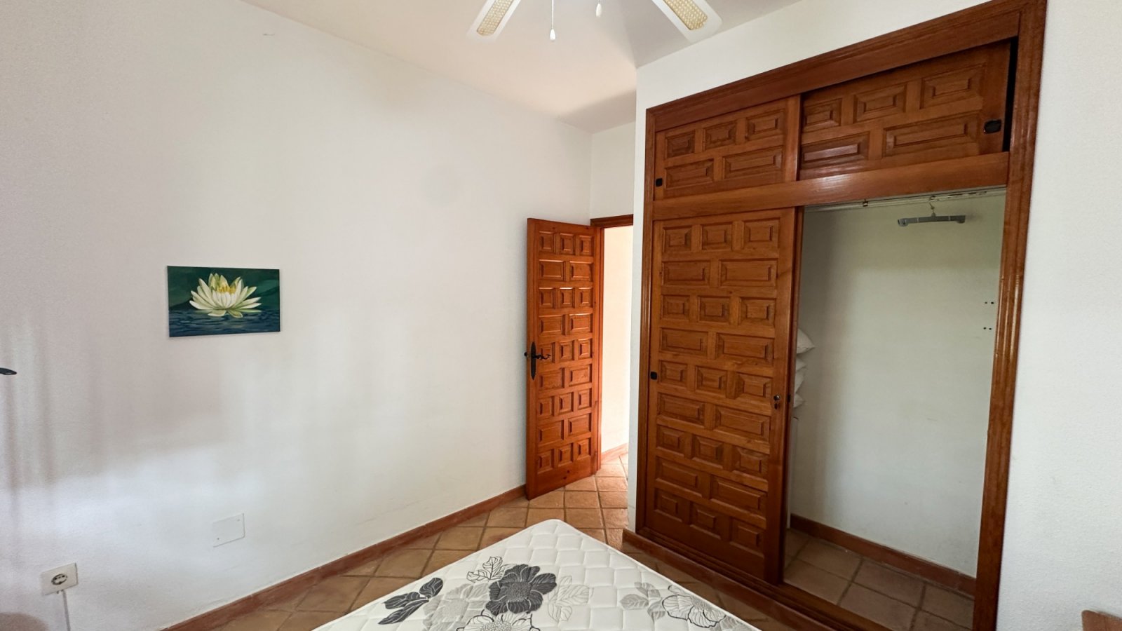  Wir präsentieren Ihnen diese einzigartige Villa im mediterranen Stil in Cabo Roig, einer der begehrtesten Gegenden der südlichen Costa Blanca und der